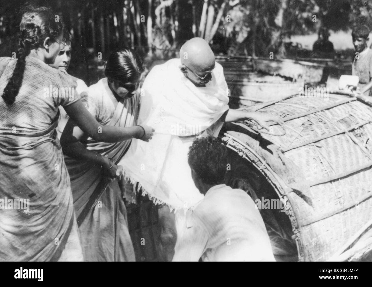 Mahatma Gandhi entrant en bateau sur son chemin à Midnapur, Bengale oriental, Inde, Asie, 1945, ancienne image vintage 1900 Banque D'Images