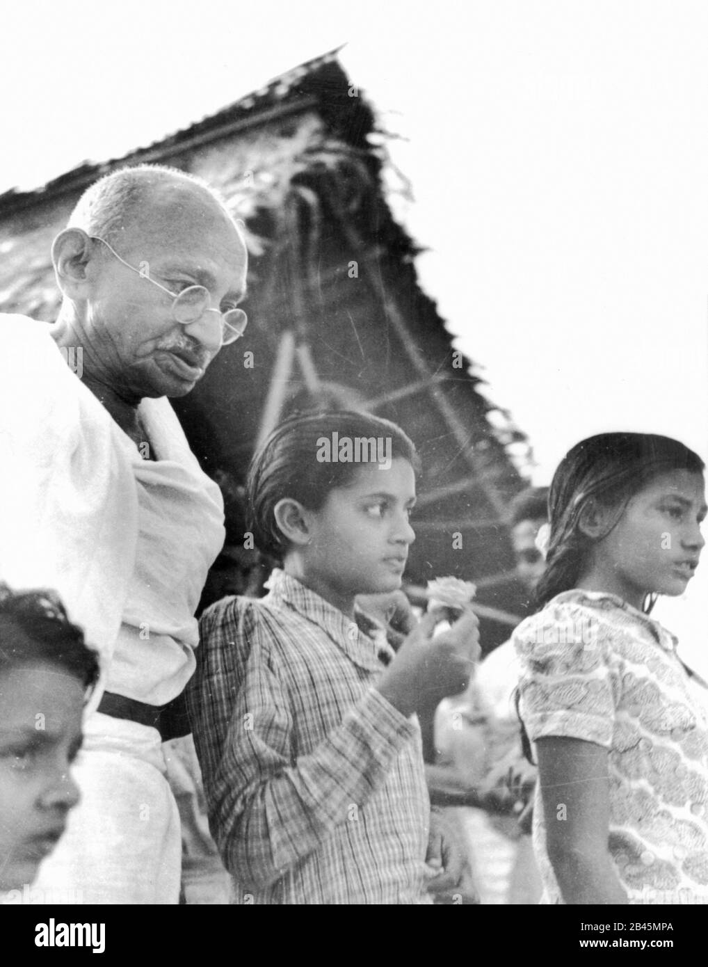 Mahatma Gandhi avec les enfants, Inde, années 1940, ancienne image millésime 1900 Banque D'Images
