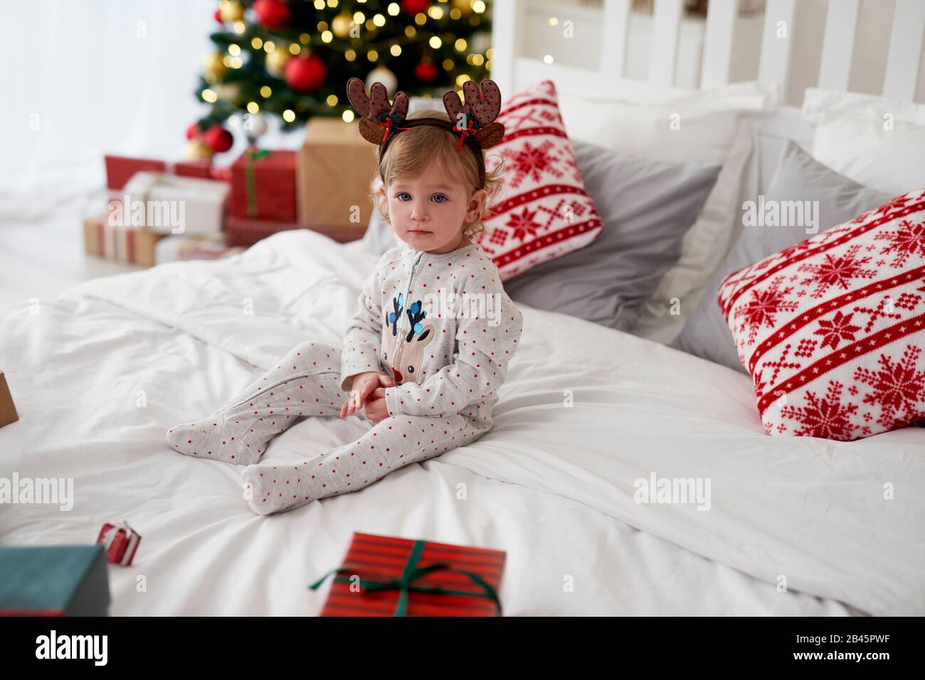 Portrait De Bebe De Charme Le Matin De Noel Photo Stock Alamy
