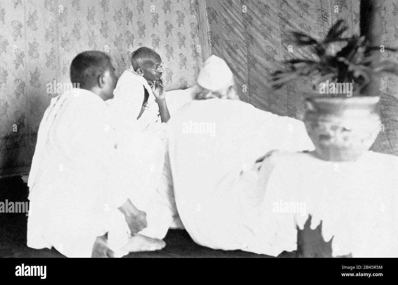 Mahatma Gandhi rencontre des associés terrasse de Mani Bhavan, Bombay, Mumbai, Maharashtra, Inde, Asie, 28 décembre 1931, ancien millésime image 1900 Banque D'Images