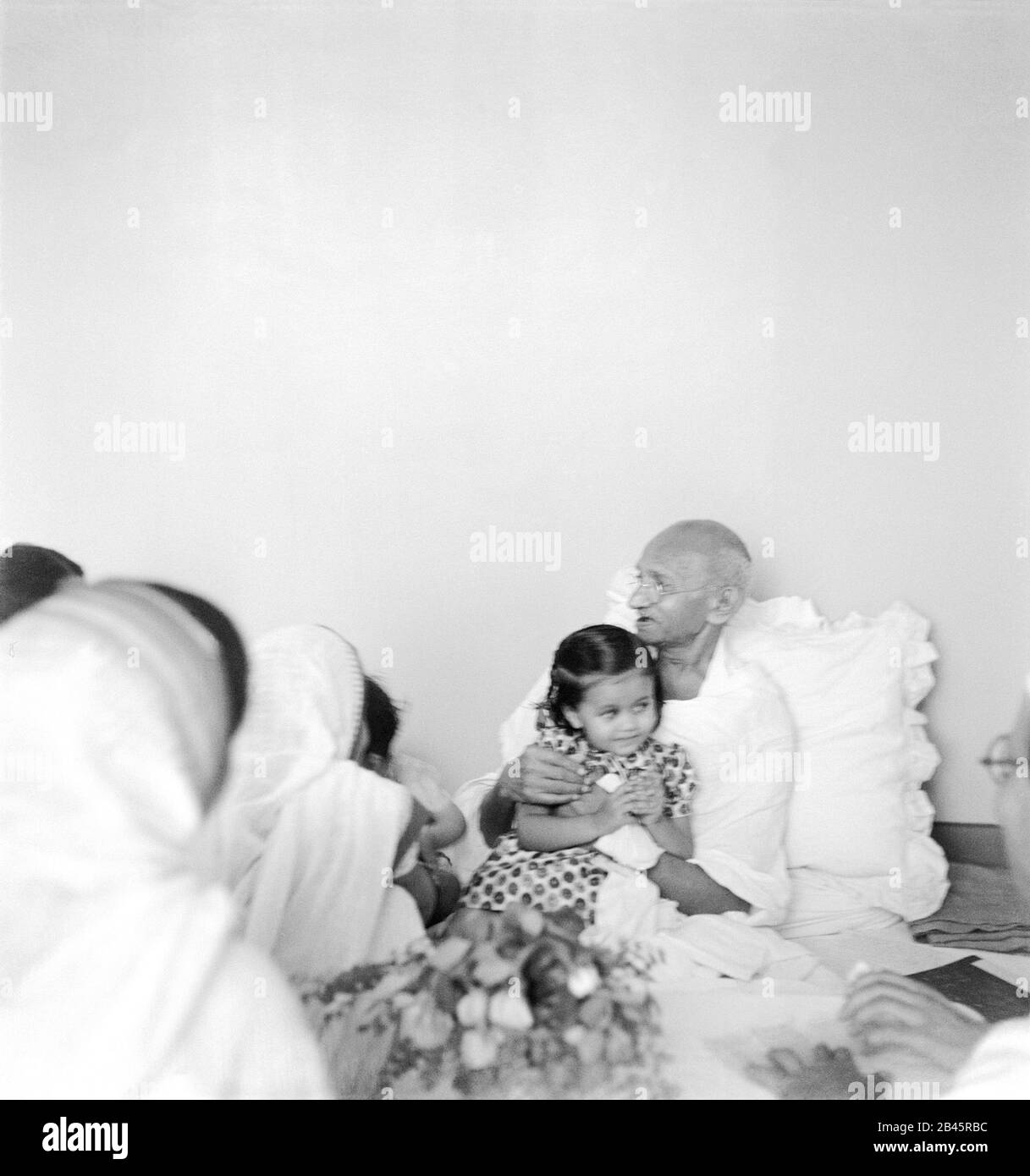 Mahatma Gandhi câliner un enfant, Birla House, Bombay, Mumbai, Maharashtra, Inde, Asie, 1945, ancien millésime image des années 1900 Banque D'Images