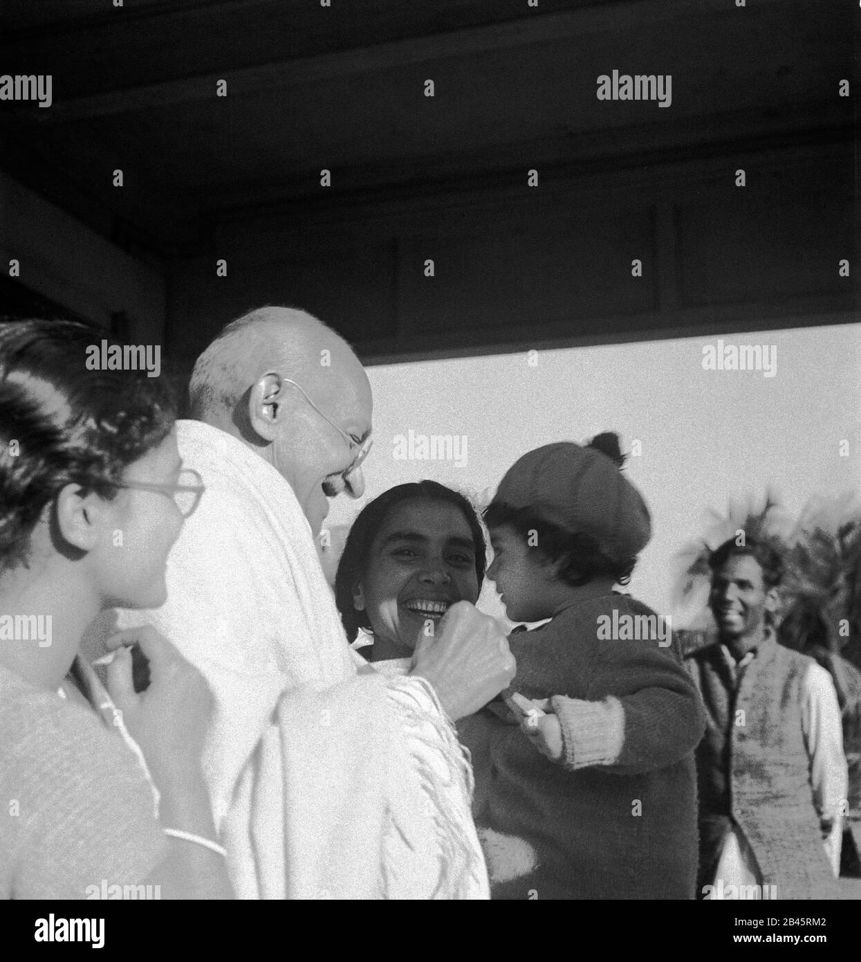 ABHA Gandhi et Mahatma Gandhi jouant avec l'enfant à Santi Niketan, Bengale de l'Ouest, Inde, Asie, 1945 - MODÈLE DE LIBÉRATION NON DISPONIBLE Banque D'Images