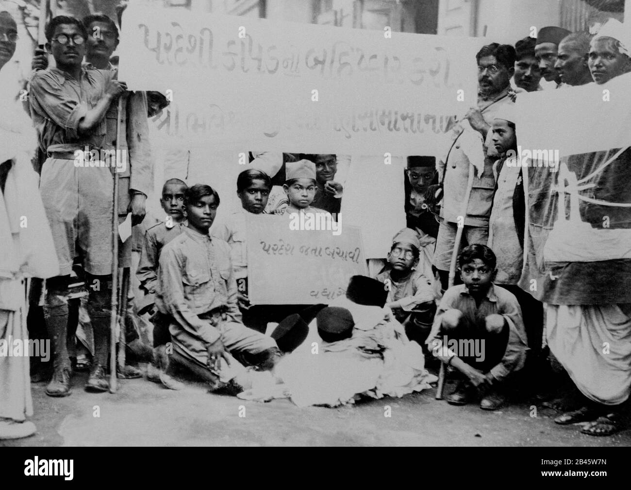 Les combattants indiens de la liberté manifestant avec boycott les bannières textiles britanniques pendant le mouvement Quit Inde, Gujarat, Inde, 1942, ancienne image vintage 1900 Banque D'Images