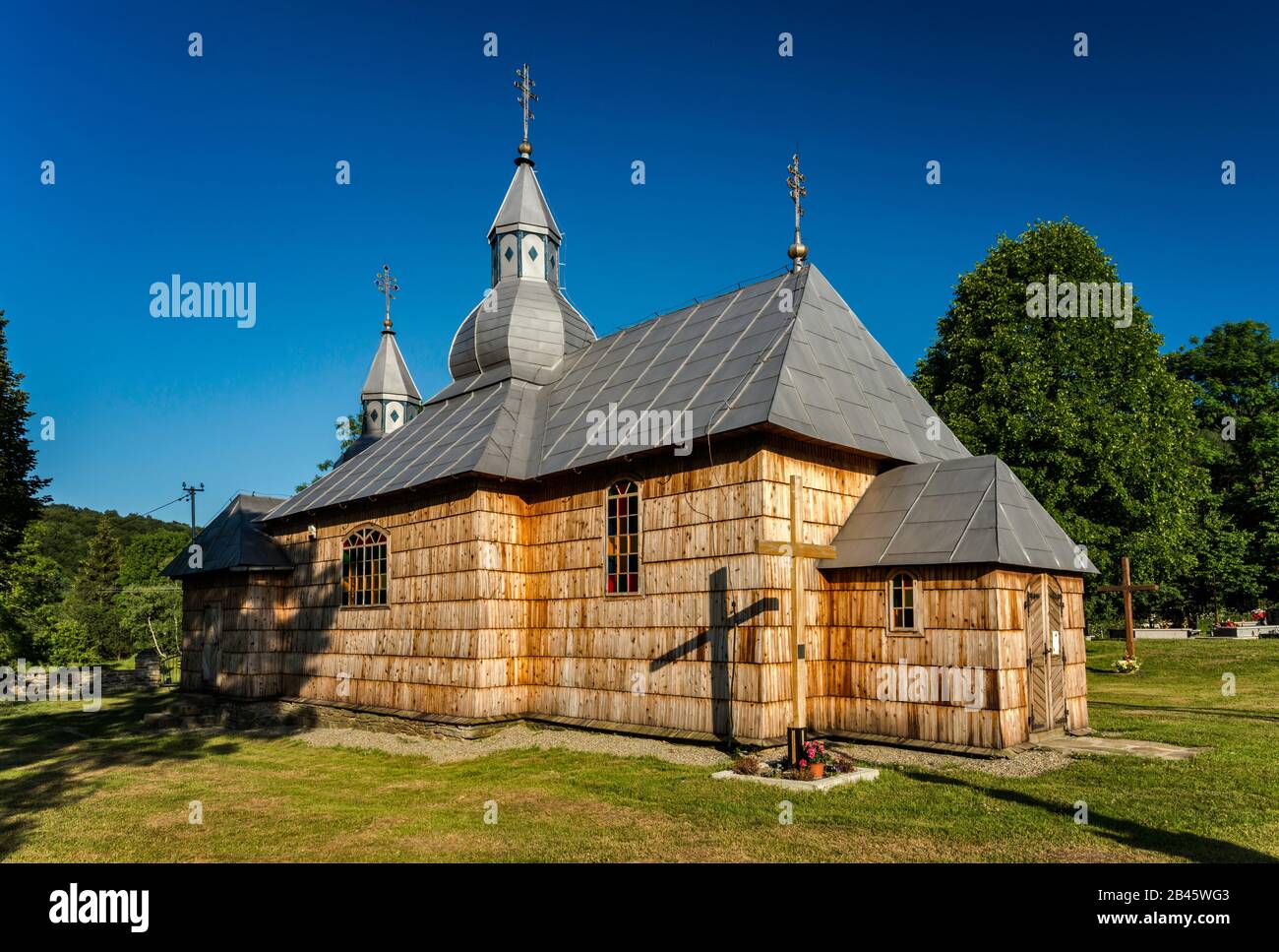 Église Saint-Nicolas desservant les catholiques grecs et romains, église en bois du village d'Olchowiec, près de Dukla, Malopolska, Pologne Banque D'Images