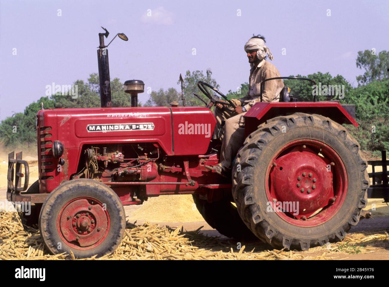 Mahindra tracteur dans les champs, Inde, Asie Banque D'Images