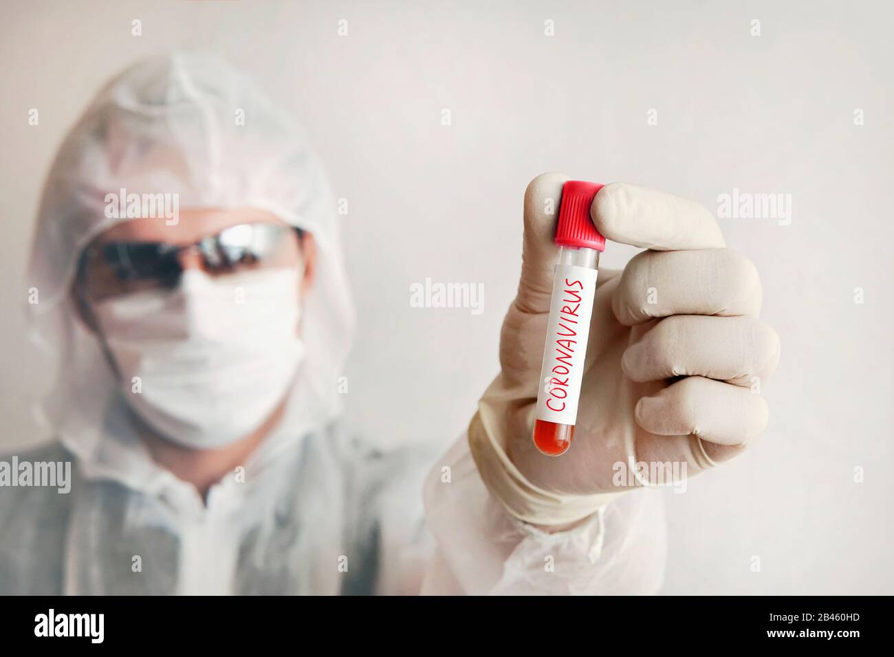 concept de prévention de la propagation de l'épidémie et de traitement du coronavirus. le médecin pointe vers un tube à essai avec un test sanguin. Traitement du coronavirus. Viro Banque D'Images