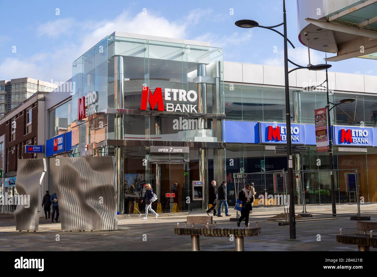 Panneaux sur Metro Bank Building, Regent Street, Swindon, Wiltshire, Angleterre, Royaume-Uni Banque D'Images