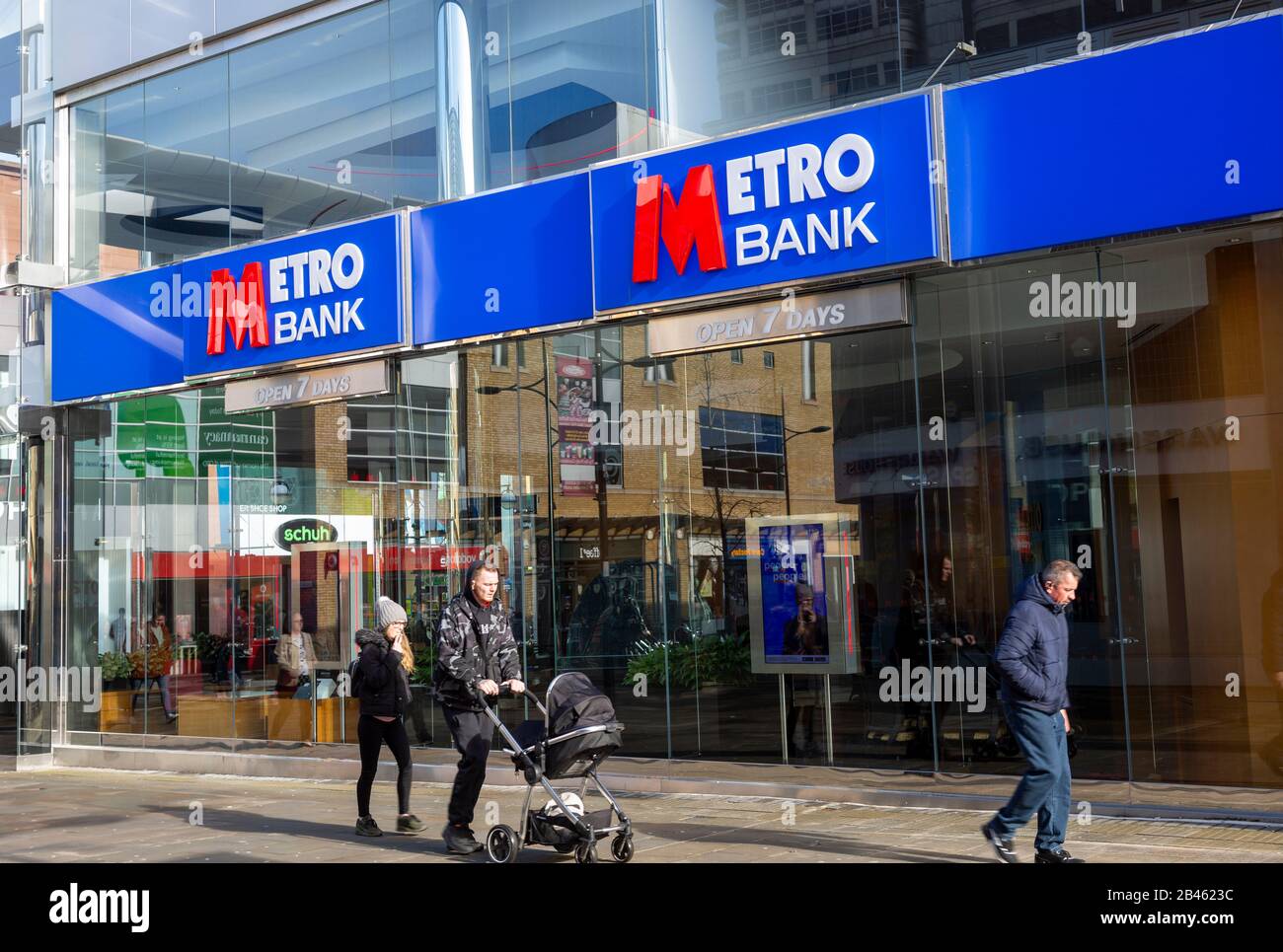 Panneaux sur Metro Bank Building, Regent Street, Swindon, Wiltshire, Angleterre, Royaume-Uni Banque D'Images