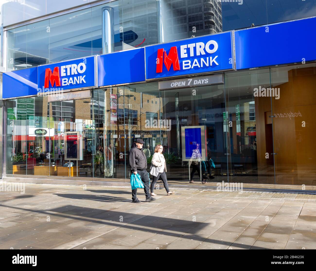Panneaux sur Metro Bank Building, Regent Street, Swindon, Wiltshire, Angleterre, Royaume-Uni Banque D'Images