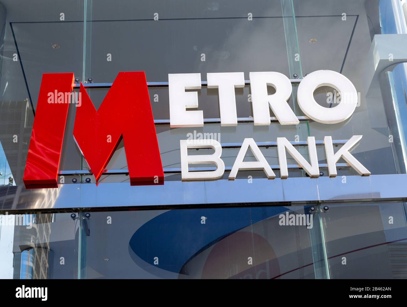 Panneaux sur Metro Bank Building, Regent Street, Swindon, Wiltshire, Angleterre, Royaume-Uni Banque D'Images