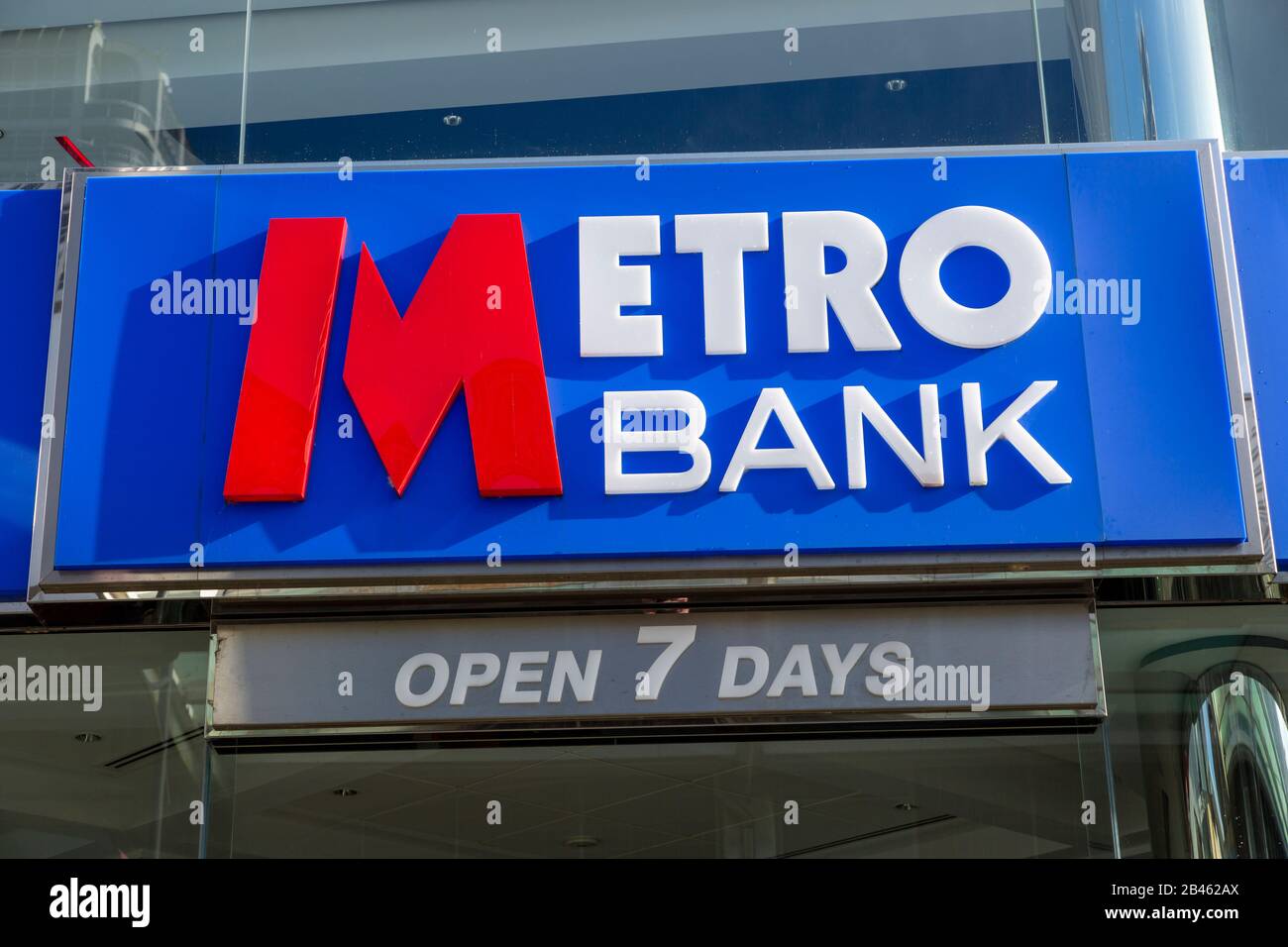 Panneaux sur Metro Bank Building, Regent Street, Swindon, Wiltshire, Angleterre, Royaume-Uni ouvert 7 jours sur 7 Banque D'Images