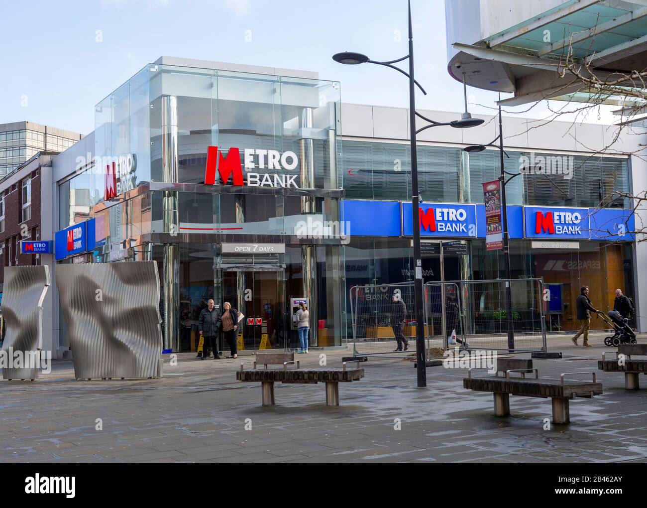 Panneaux sur Metro Bank Building, Regent Street, Swindon, Wiltshire, Angleterre, Royaume-Uni Banque D'Images