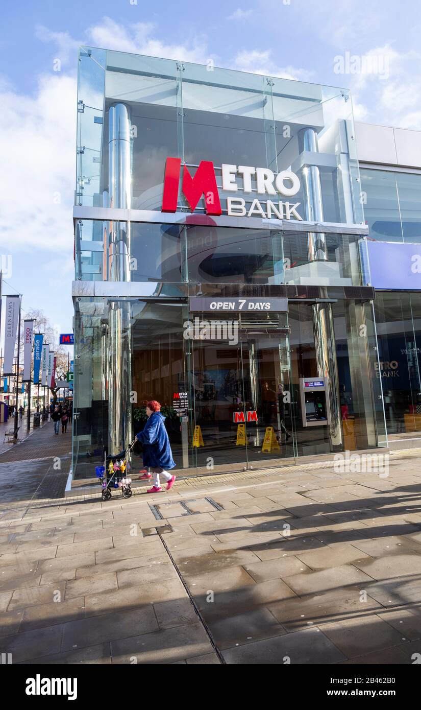 Panneaux sur Metro Bank Building, Regent Street, Swindon, Wiltshire, Angleterre, Royaume-Uni Banque D'Images