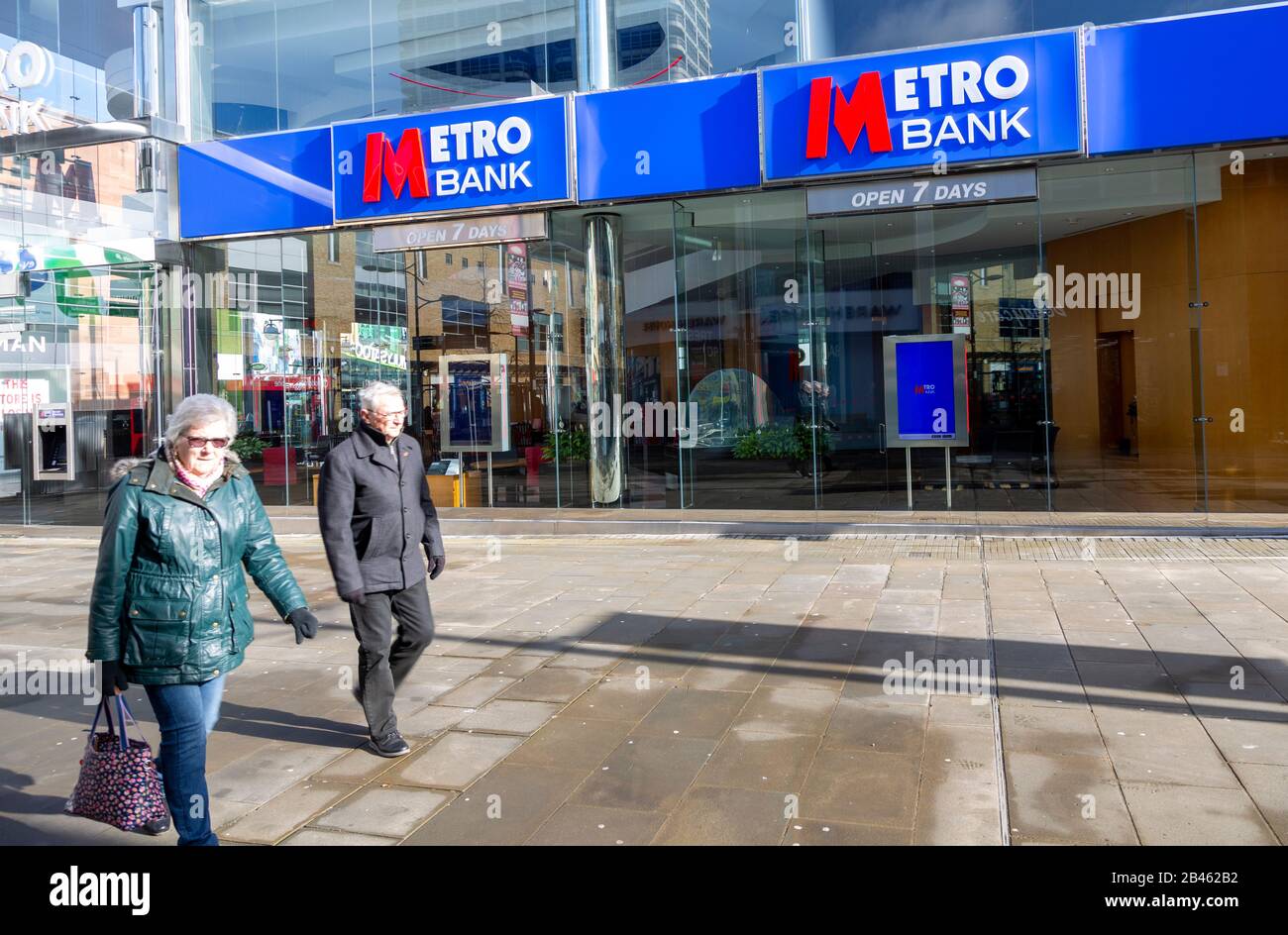 Panneaux sur Metro Bank Building, Regent Street, Swindon, Wiltshire, Angleterre, Royaume-Uni Banque D'Images
