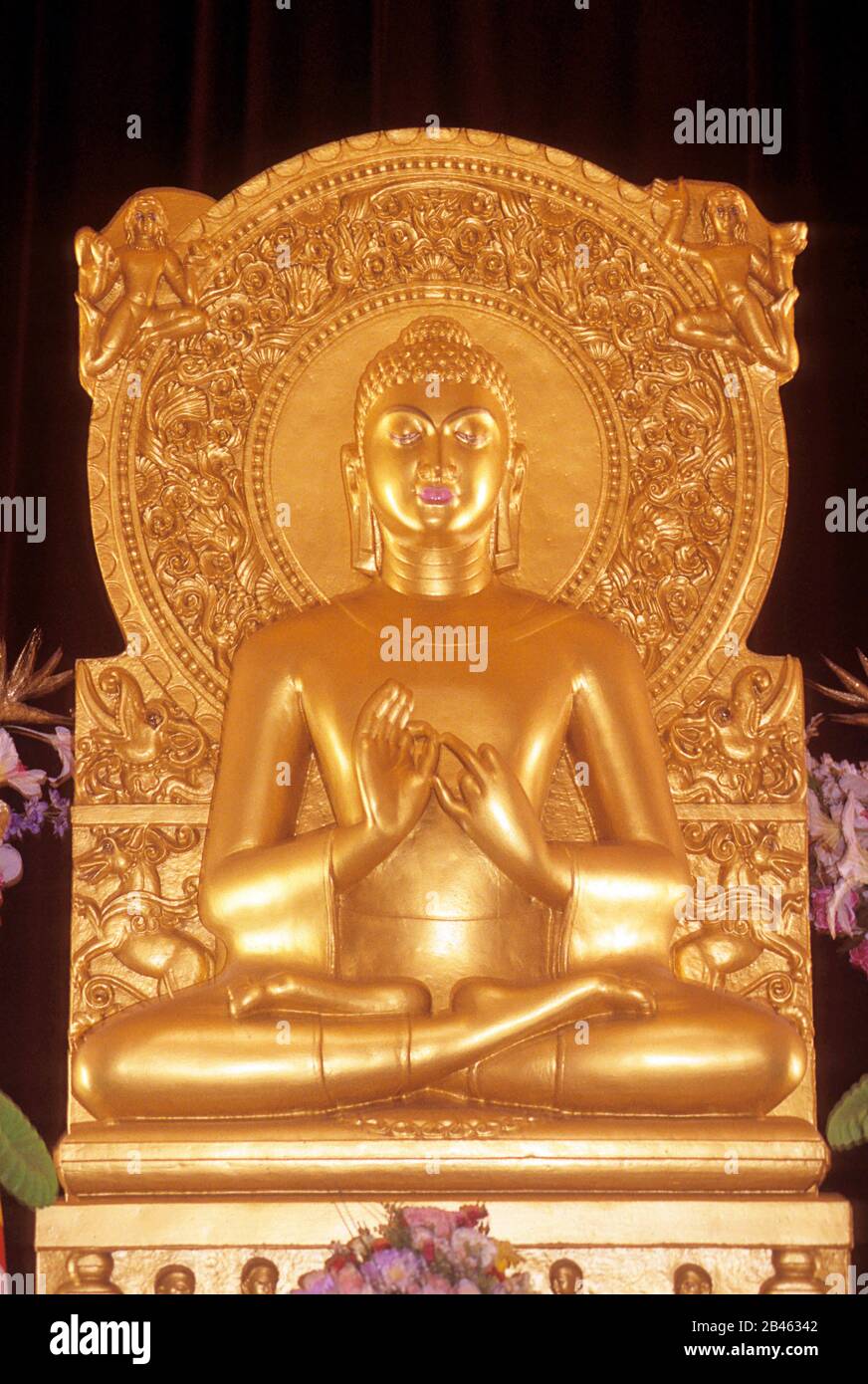 Statue de bouddha doré, position édifiante à l'intérieur de mulgandha kuti vihar, sarnath, uttar pradesh, Inde, Asie Banque D'Images