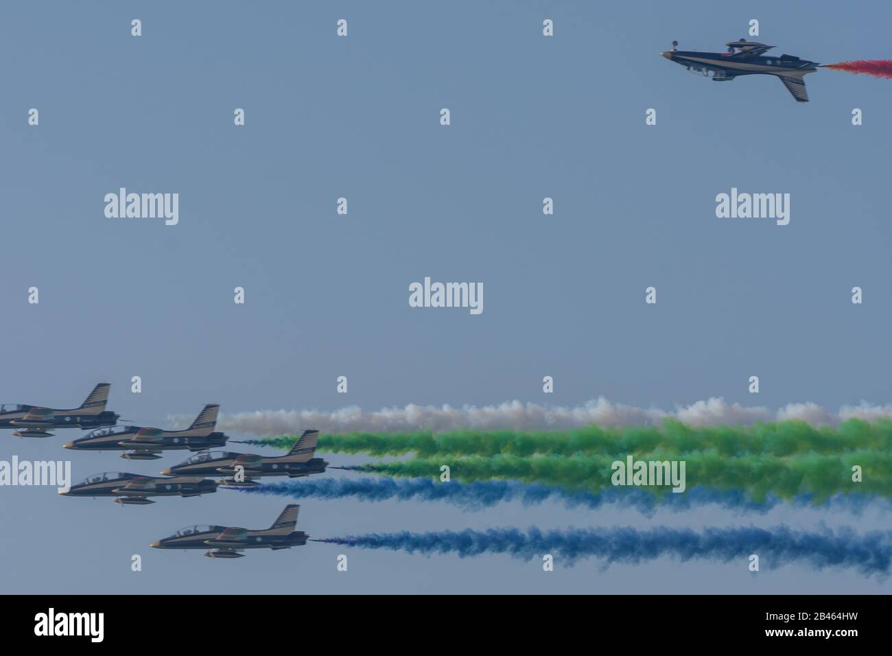 Exposition De la Plus Grande forteresse de l'Union militaire des Émirats arabes Unis à Umm al Quwain avec avions militaires coordonnés montrant les couleurs du drapeau des Émirats arabes Unis sur le ciel bleu vif Banque D'Images