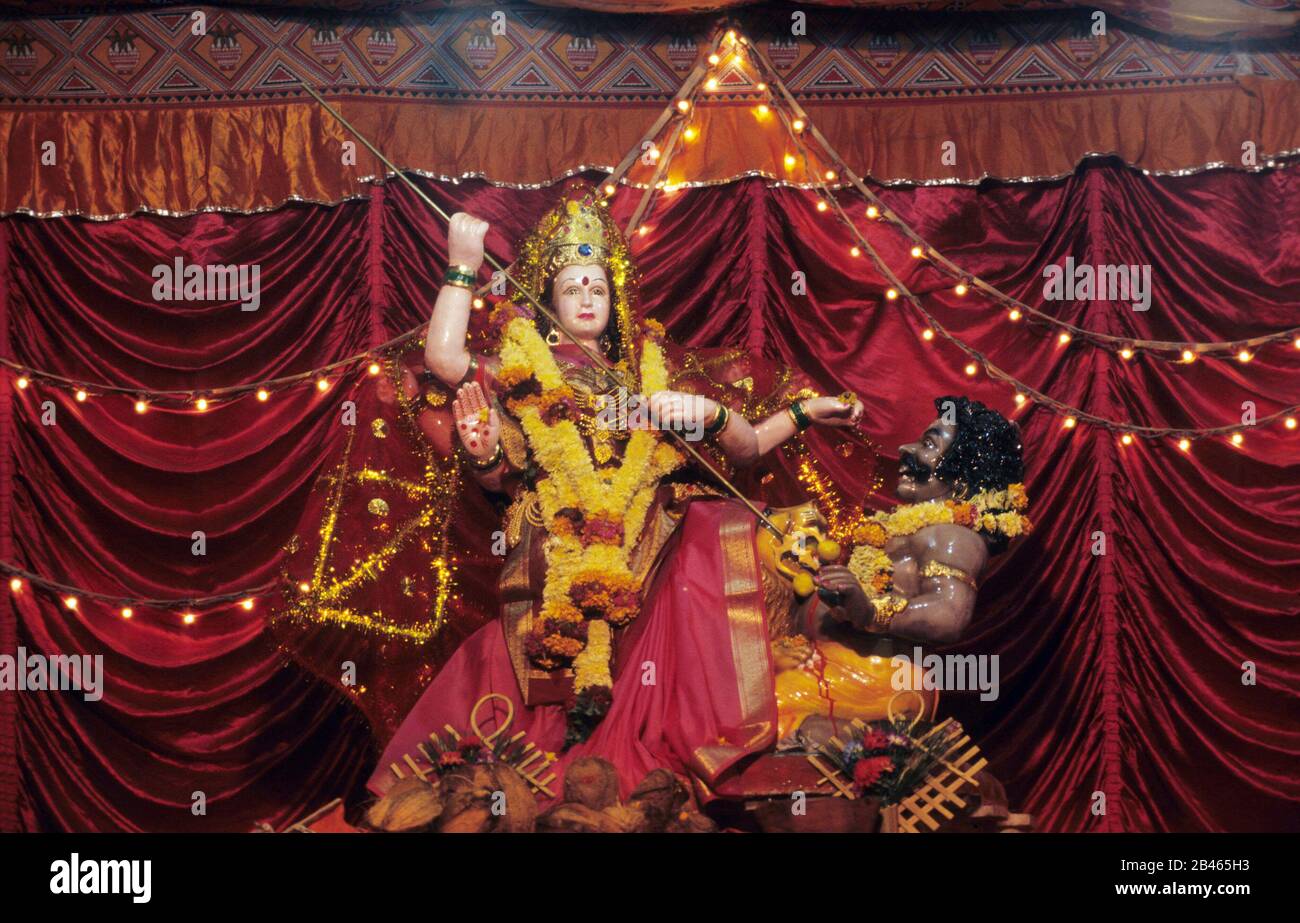 Idole de la déesse durga tuant démon dans le festival de navaratri à pune au maharashtra Inde Asie Banque D'Images