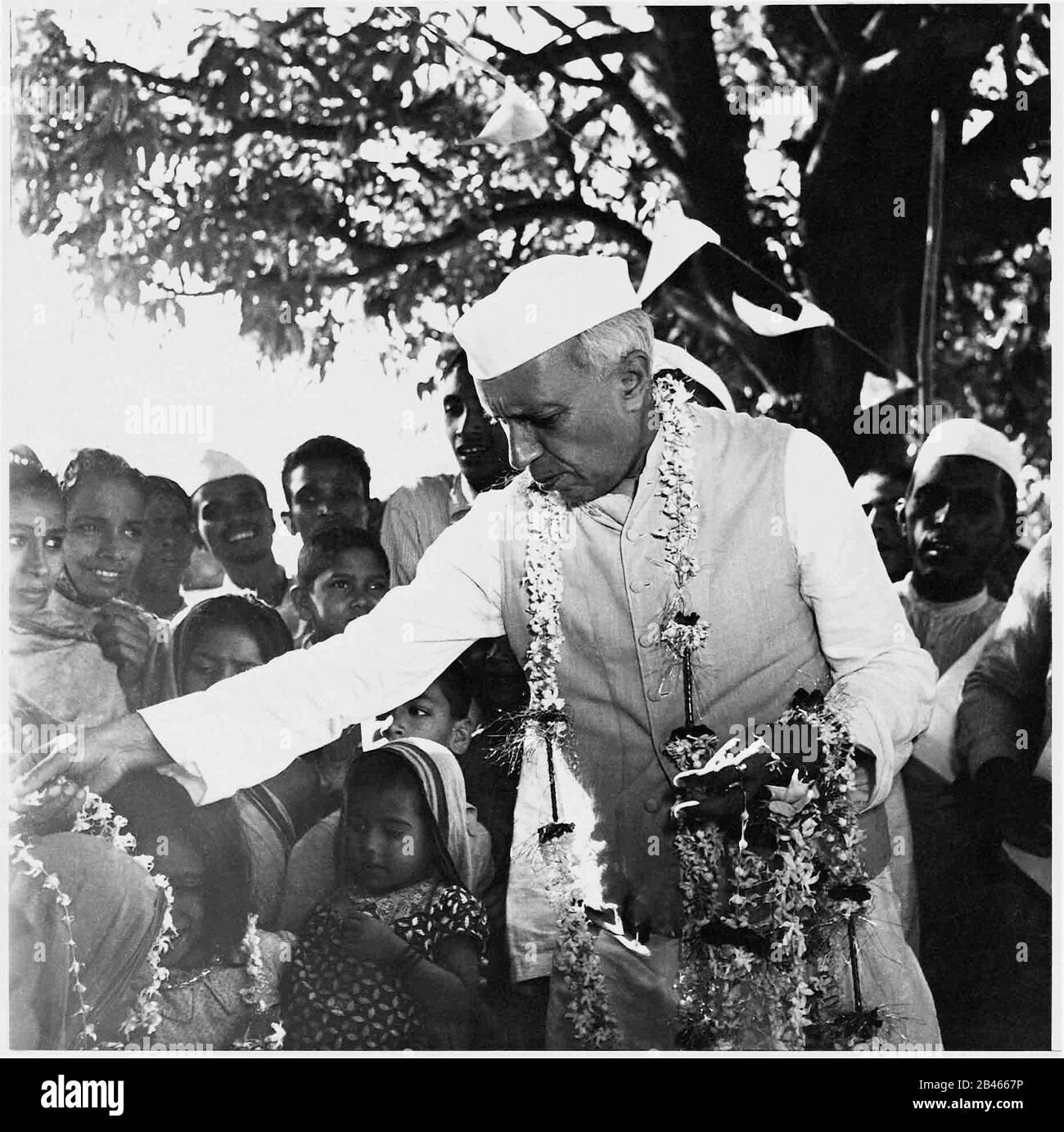 Pandit Jawaharlal Nehru distribuant des guirlandes, Uttar Pradesh, Inde, Asie, 1953, ancienne image du millésime 1900 Banque D'Images