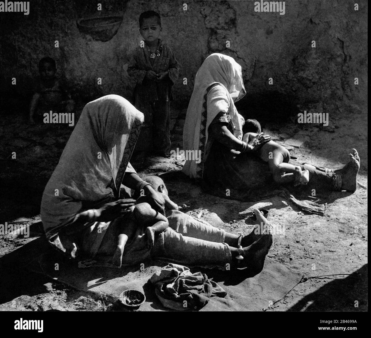 Les femmes dans le ghunghat massent les nouveau-nés, Uttar Pradesh, Inde, Asie, 1955, ancienne image du 1900 Banque D'Images