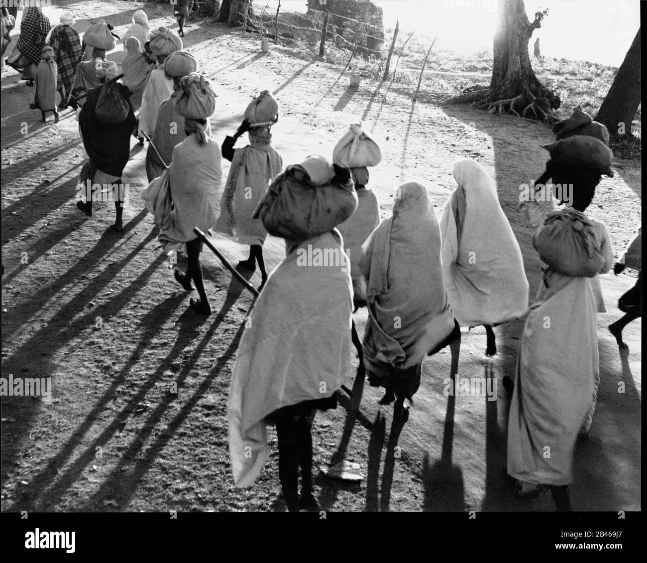 Pèlerins marchant avec leurs effets personnels sur la tête, Kumbh Mela, Allahabad, Uttar Pradesh, Inde, 1954, ancienne image du millésime 1900 Banque D'Images