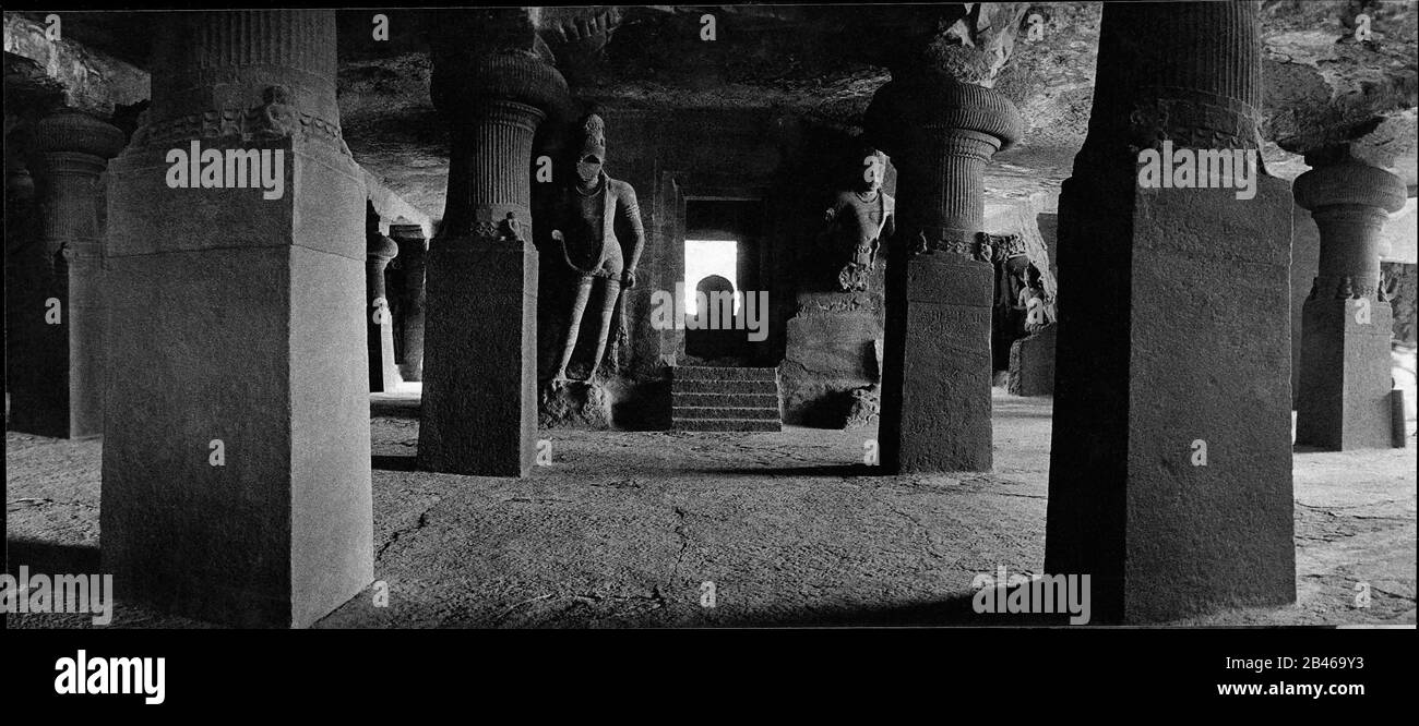 Grotte Elephanta, intérieur, site du patrimoine mondial de l'UNESCO, île Elephanta, Gharapuri, port de Mumbai, Bombay, Mumbai, Maharashtra, Inde, Asie, 1977, image ancienne des années 1900 Banque D'Images