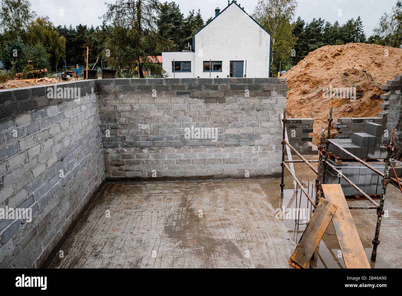 Construction du sous-sol d'une maison à une seule famille Banque D'Images Construction du sous-sol d'une maison à une seule famille Banque D'Images