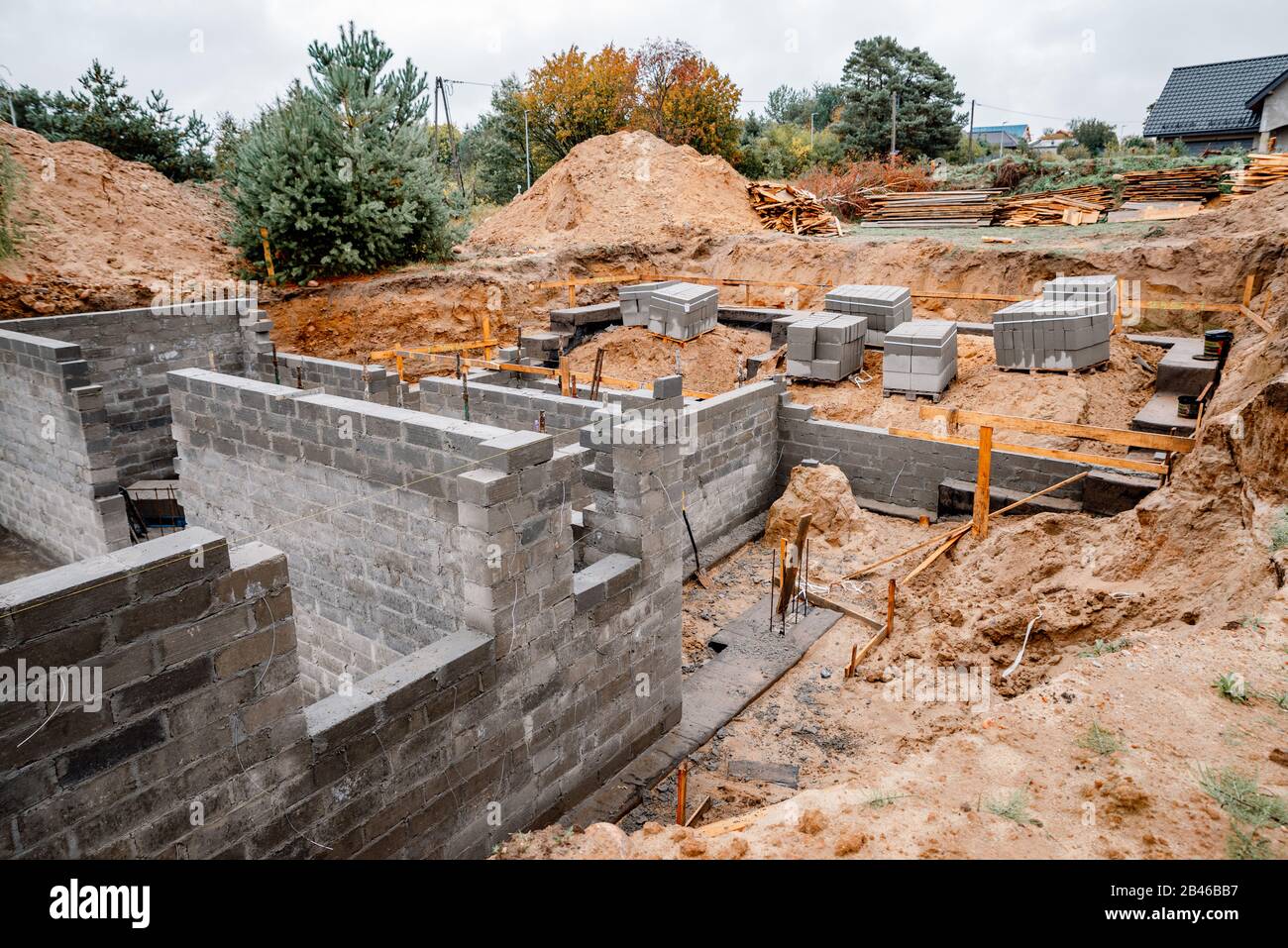 Construction du sous-sol d'une maison à une seule famille Banque D'Images Construction du sous-sol d'une maison à une seule famille Banque D'Images