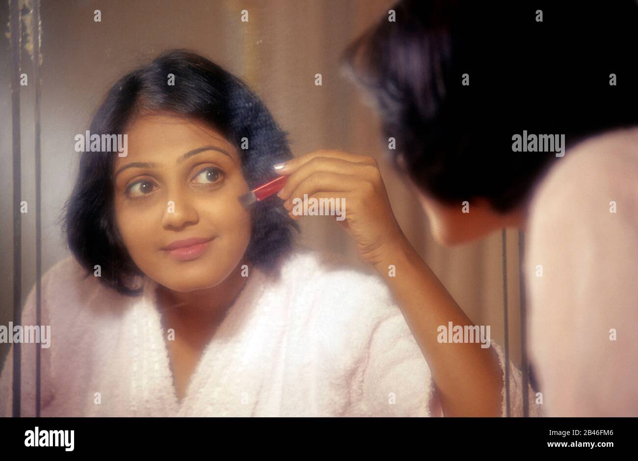 Femme faisant le maquillage, MR NO 154 Banque D'Images