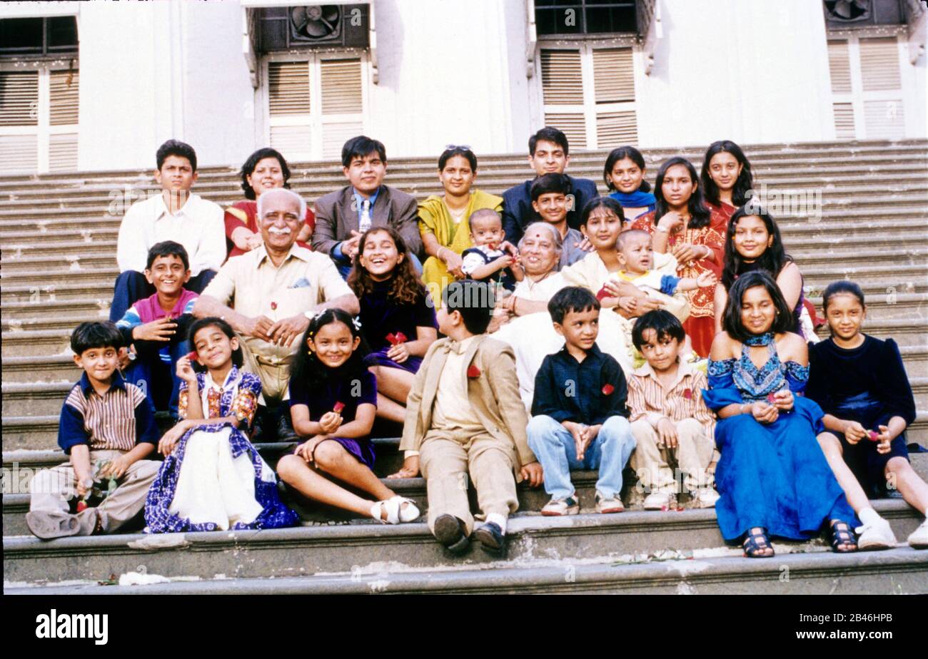 Grand groupe de famille indienne séance photo, Asiatic Library Steps, Horniman Circle, Bombay, Mumbai, Maharashtra, Inde, Asie Banque D'Images