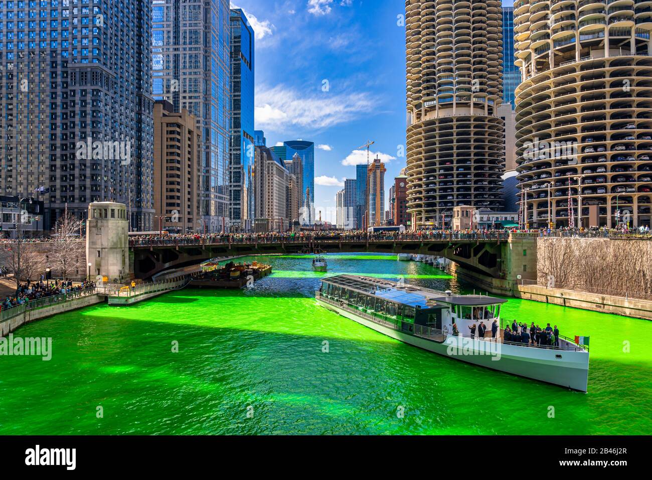 Bâtiment de Chicago et paysage urbain lors de la journée de Saint Patrick autour de la promenade de la rivière de Chicago avec une rivière de teinture de couleur verte dans le centre-ville de Chicago, illinois, États-Unis, corbeau Banque D'Images