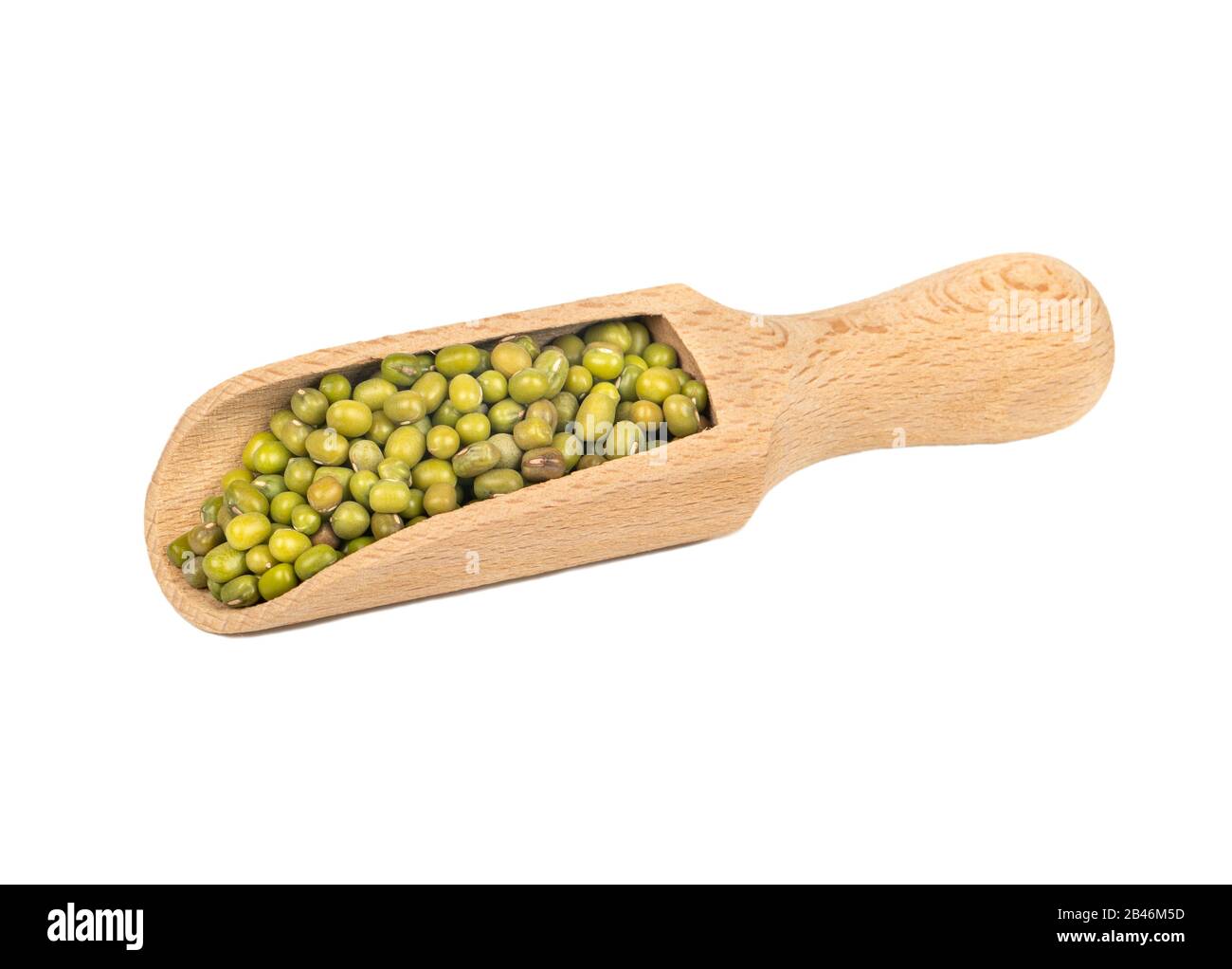 Les haricots mungo vert en bois en scoop sur fond blanc Banque D'Images