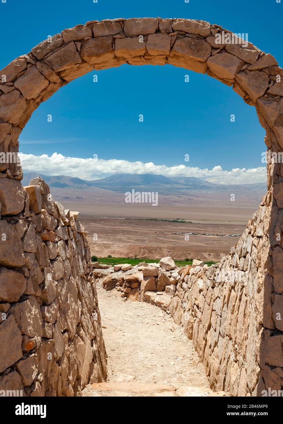 Volcan Licancabur encadré par une arche en pierre du site archéologique de Pukará de Quitor près de San Pedro de Atacama dans le nord du Chili. Banque D'Images