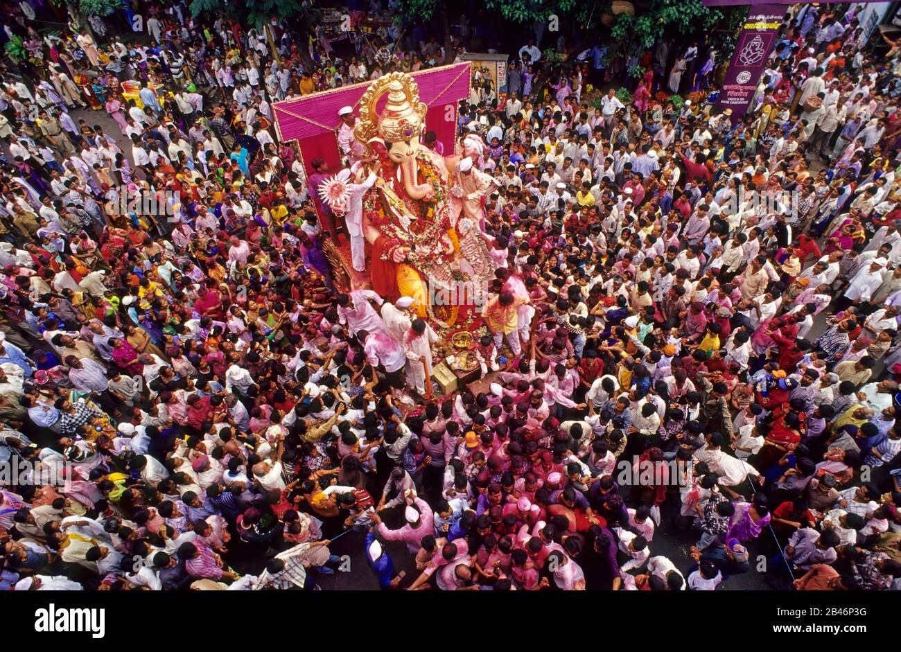 Procession du plus grand Ganapati idol de la ville, Festival Ganesh, Bombay, Mumbai, Maharashtra, Inde, Asie, Inde, Asie Banque D'Images