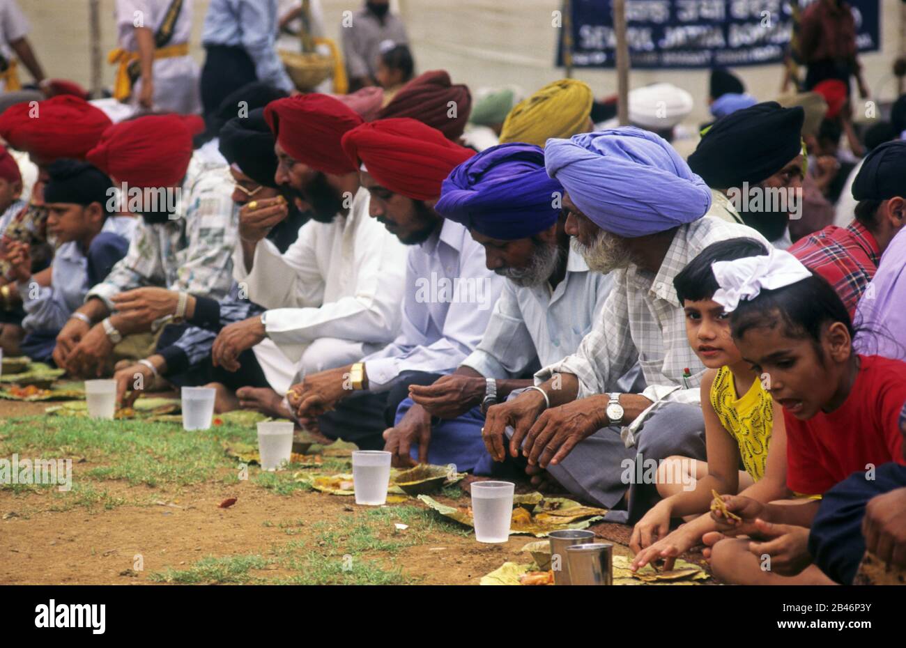 Sikh manger dans la cuisine communautaire langar nourriture gratuite pour tous dans gurdwara Inde Asie Banque D'Images