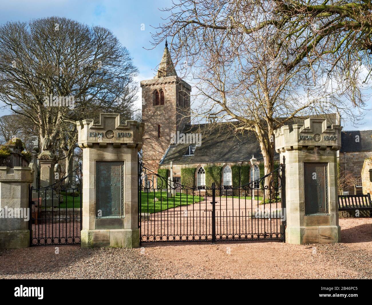 Les portes commémoratives de guerre pirent à l'église paroissiale de Crain sur Marketgate à Crain East Neuk, de Fife, en Écosse Banque D'Images