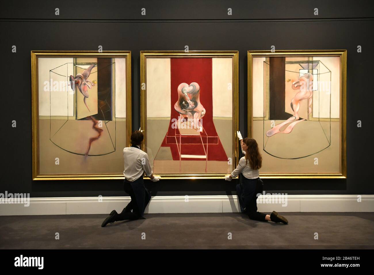 Triptyque Inspiré par l'Oresteia d'Aeschylus, 1981 par Francis Bacon lors d'un aperçu de la presse chez Sotheby's à Londres avant la mise aux enchères de l'œuvre où il est prévu de récupérer plus de 60 millions de dollars US lors de la vente d'art contemporain de Sotheby à New York en mai. Banque D'Images