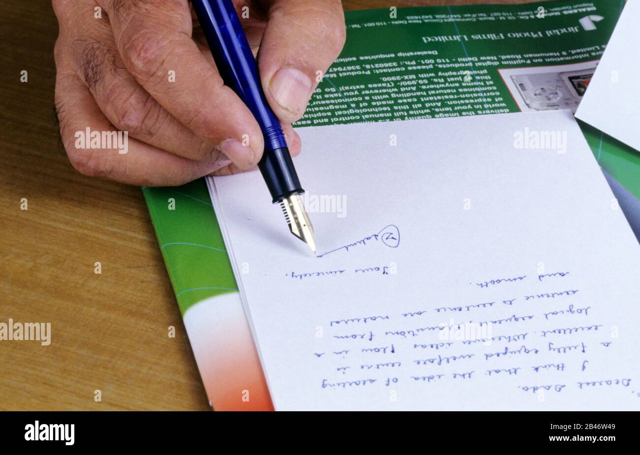 Personne écrivant la signature avec stylo à encre ; inde ; asie Banque D'Images