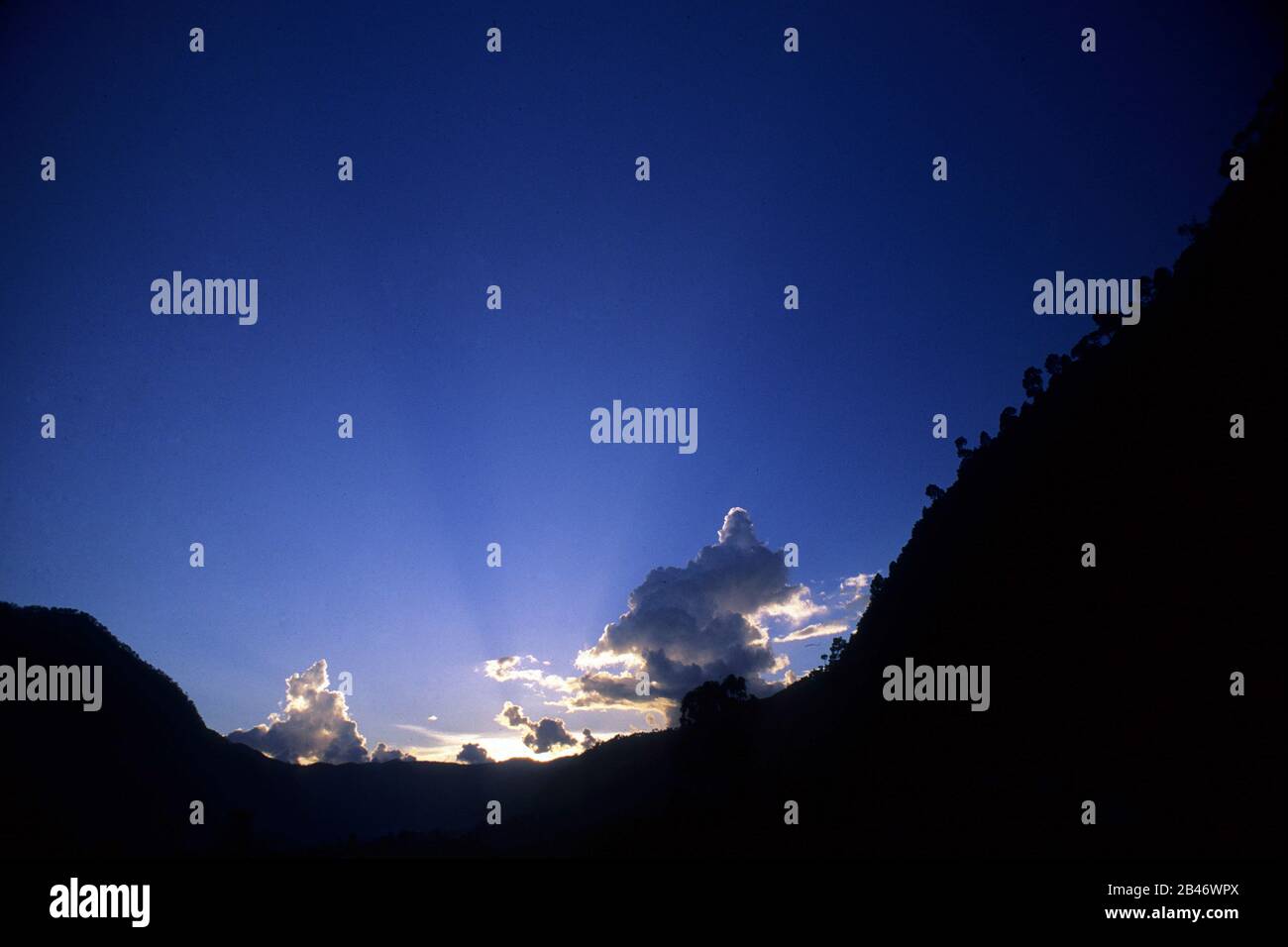 Nuages avec doublure argentée ; soir ; Uttarkashi ; Uttaranchal ; Uttarakhand ; Inde ; Asie Banque D'Images Nuages avec doublure argentée ; soir ; Uttarkashi ; Uttaranchal ; Uttarakhand ; Inde ; Asie Banque D'Images