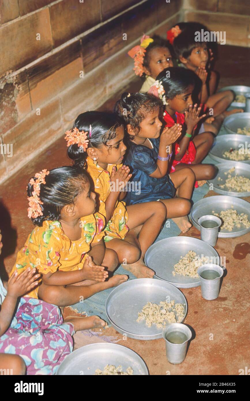 Les enfants prient avant de manger un repas du midi à l'école, Tamil Nadu, Inde, Asie Banque D'Images