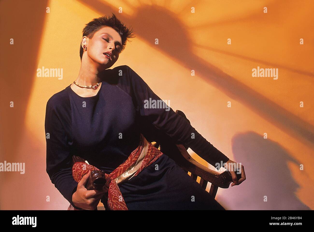 Femme dormant sur une chaise portant des cendres Banque D'Images