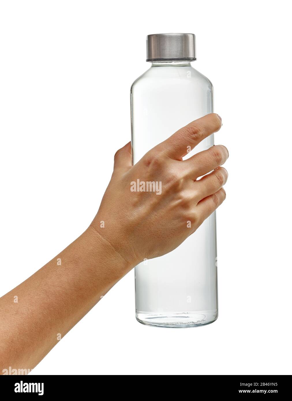 Flacon en verre réutilisable à main avec eau potable isolée sur fond blanc Banque D'Images