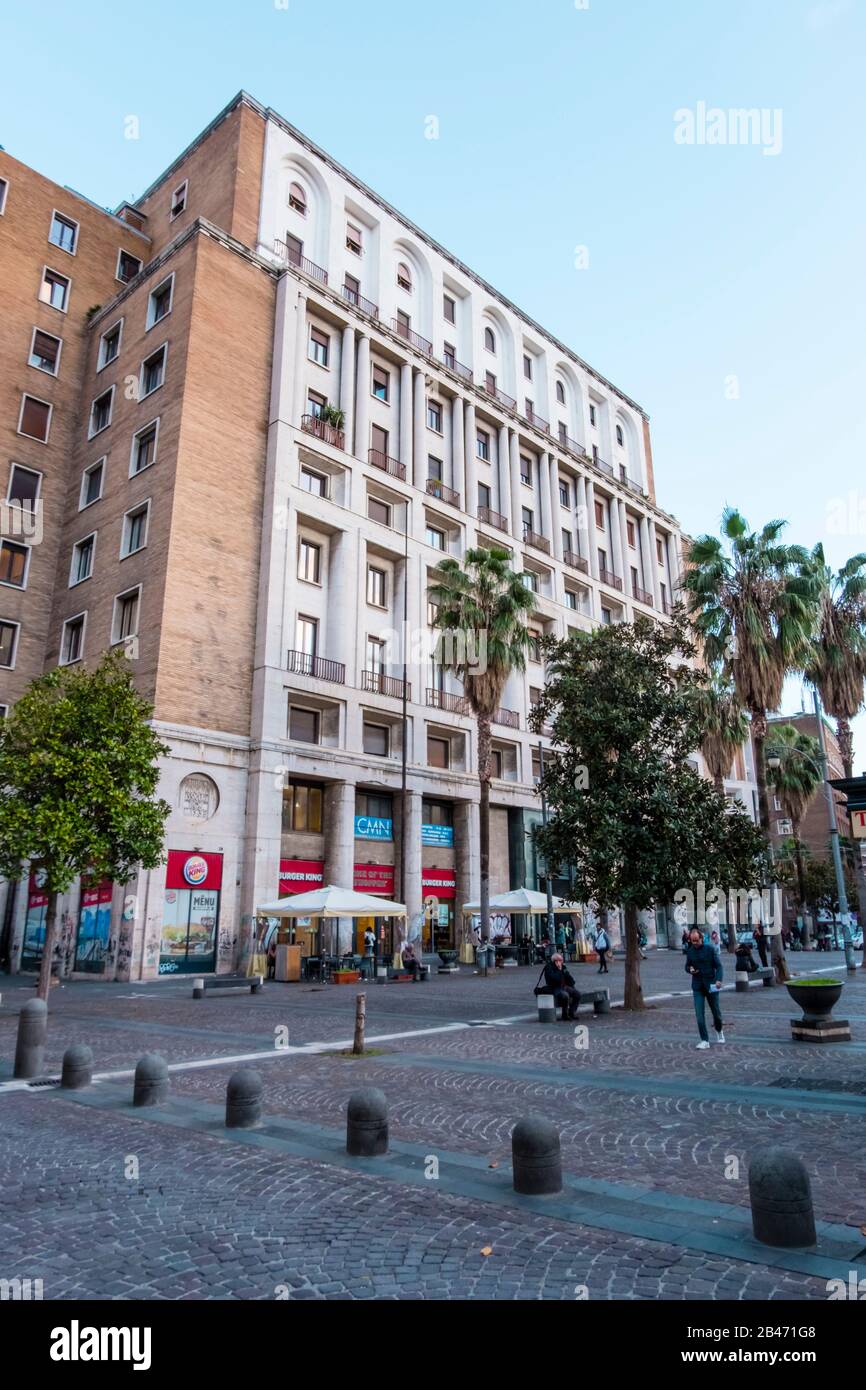 Piazza Carita, avec bureau de poste de l'ère fasciste, Naples, Italie Banque D'Images