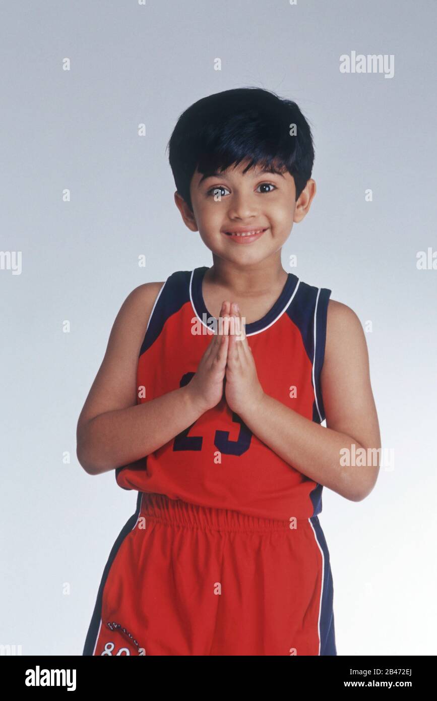 Enfant en costume de robe fantaisie comme joueur de football avec les mains repliées, MR#499 Banque D'Images