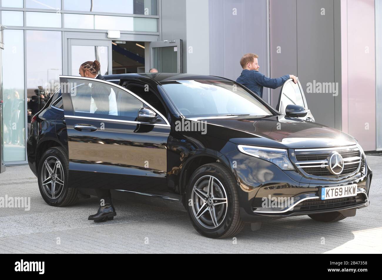 Le duc de Sussex (à droite) et Lewis Hamilton arrivent à Silverstone circuit dans le Northamptonshire pour ouvrir officiellement l'Expérience Silverstone, un nouveau musée immersif qui raconte l'histoire du passé, du présent et de l'avenir des courses automobiles britanniques. Banque D'Images