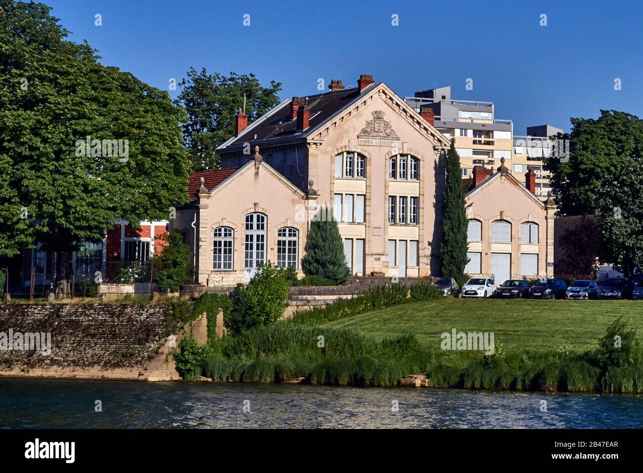 Europe, France, Chalon-sur-Saône, Bourgogne-Franche-Comté, département, vue de -Saône ancien bâtiment de pompe à huile sur l'île Saint-Laurent Banque D'Images