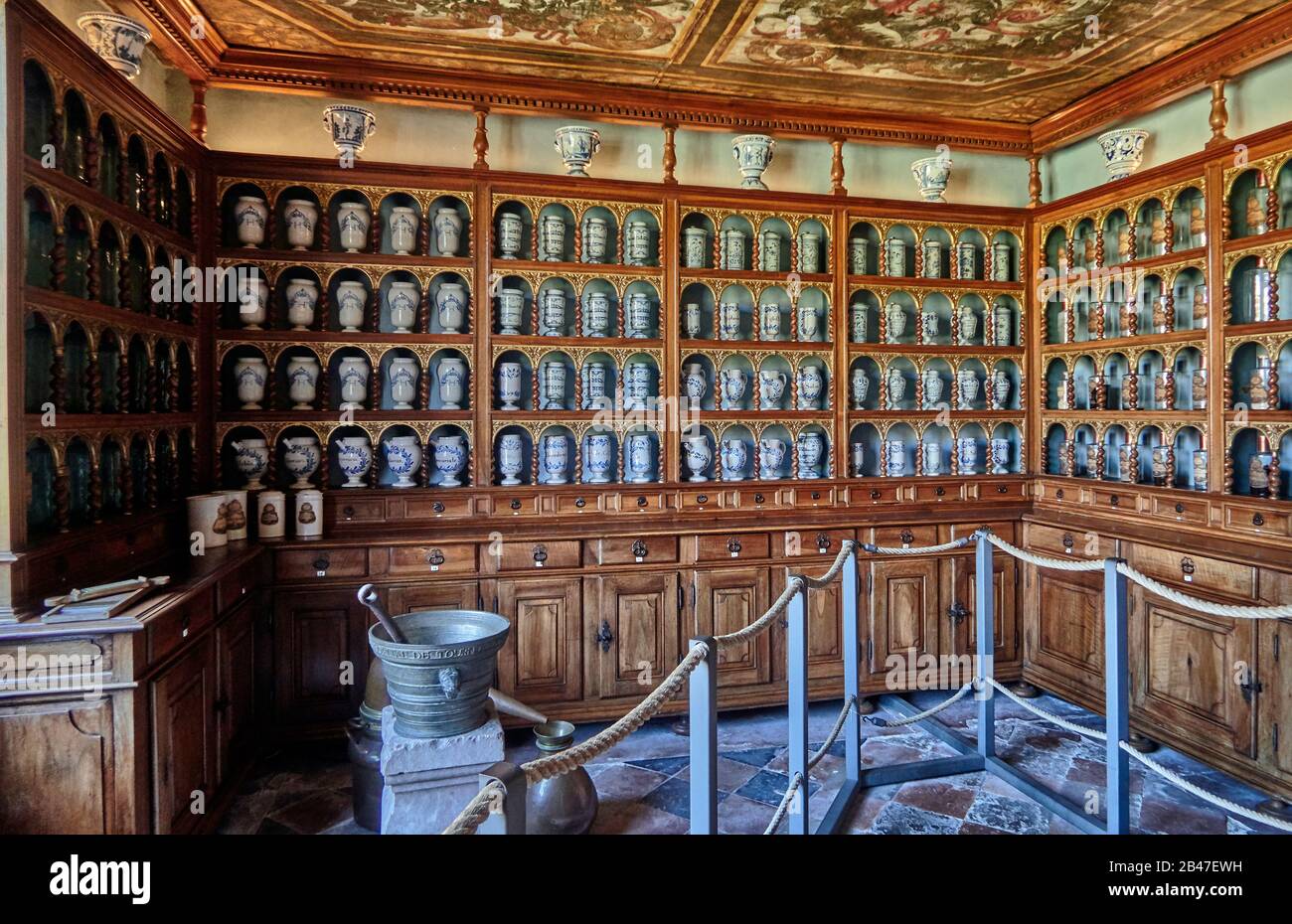 La France , la ville de Tournus, département de Bourgogne-Franche-Comté, construite au XVIIe siècle et agrandie par la suite, l'Hôtel-Dieu de Tournus est classé monument historique depuis 1964. Il dispose de trois grandes chambres et deux chapelles, ainsi que l'un des plus anciens magasins d'apothicaire en France: Il date d'environ 1685 Banque D'Images