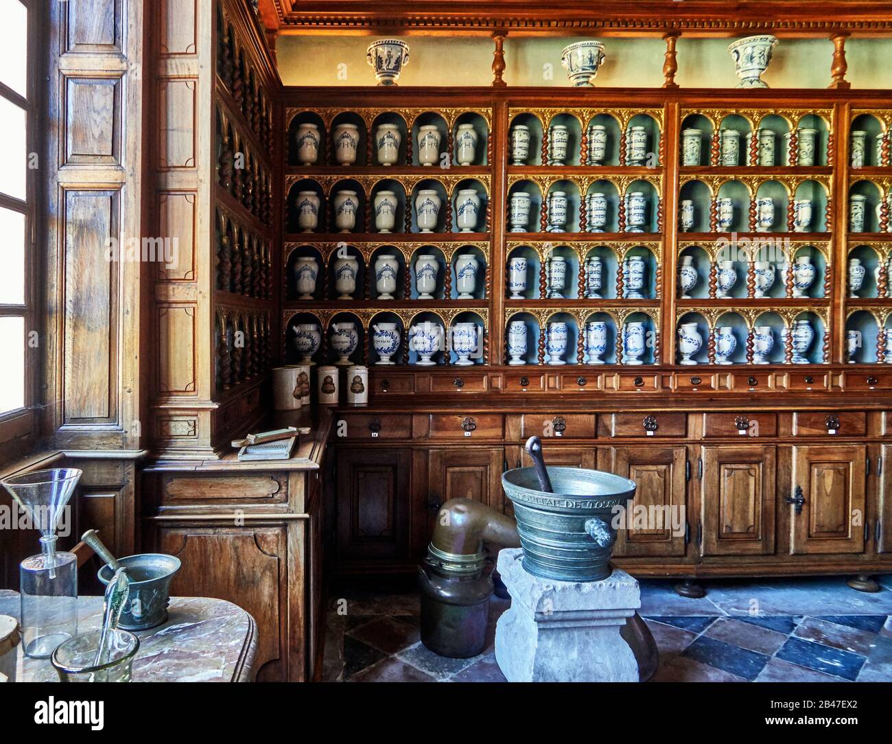 La France , la ville de Tournus, département de Bourgogne-Franche-Comté, construite au XVIIe siècle et agrandie par la suite, l'Hôtel-Dieu de Tournus est classé monument historique depuis 1964. Il dispose de trois grandes chambres et deux chapelles, ainsi que l'un des plus anciens magasins d'apothicaire en France: Il date d'environ 1685 Banque D'Images