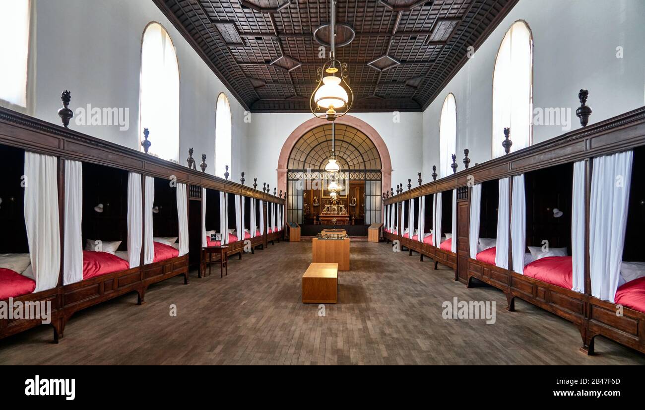 La France , la ville de Tournus, département de Bourgogne-Franche-Comté, construite au XVIIe siècle et agrandie par la suite, l'Hôtel-Dieu de Tournus est classé monument historique depuis 1964. Il dispose de trois grandes chambres et deux chapelles, ainsi que l'un des plus anciens magasins d'apothicaire en France: Il date d'environ 1685 Banque D'Images