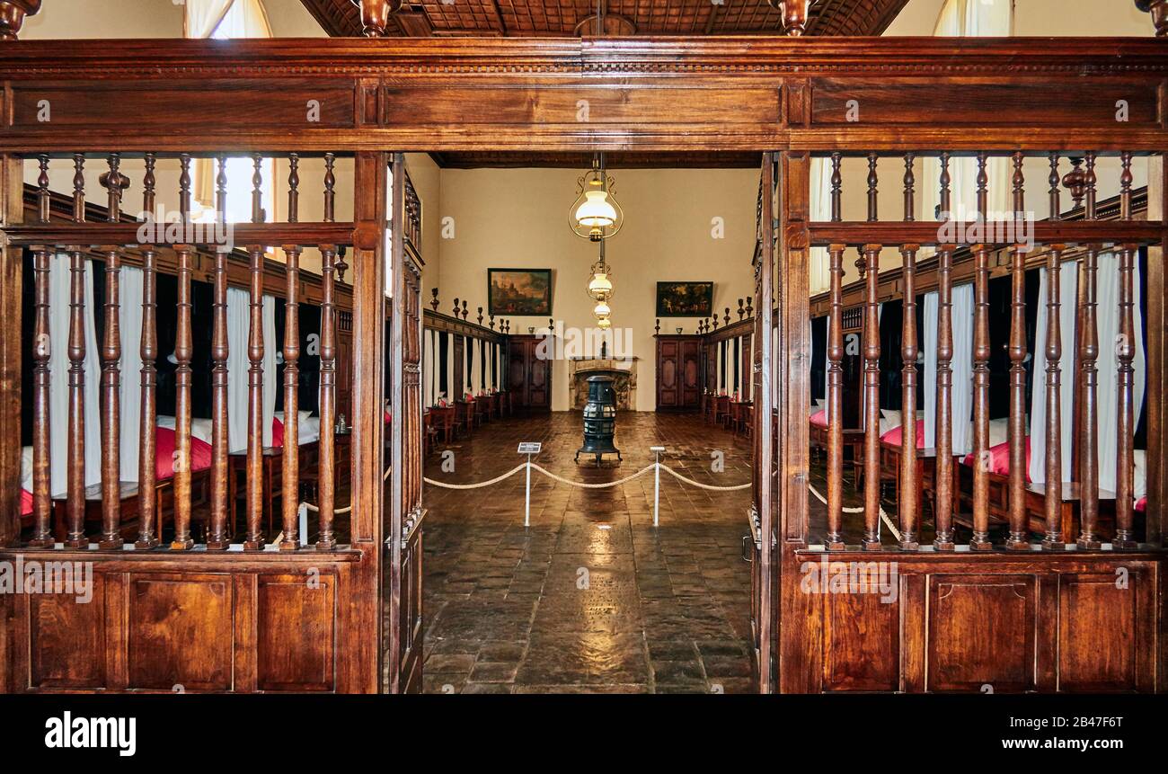 La France , la ville de Tournus, département de Bourgogne-Franche-Comté, construite au XVIIe siècle et agrandie par la suite, l'Hôtel-Dieu de Tournus est classé monument historique depuis 1964. Il dispose de trois grandes chambres et deux chapelles, ainsi que l'un des plus anciens magasins d'apothicaire en France: Il date d'environ 1685 Banque D'Images