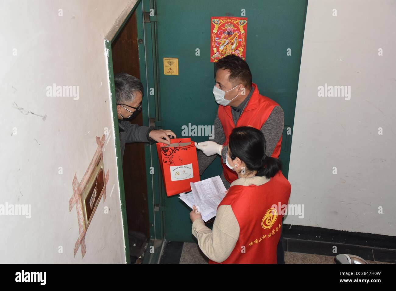 Pékin, La Province Chinoise De Zhejiang. 6 mars 2020. Les bénévoles fournissent des fournitures médicales à un résident japonais dans une collectivité de Yiwu, dans la province de Zhejiang en Chine orientale, le 6 mars 2020. Crédit: Zheng Mengyu/Xinhua/Alay Live News Banque D'Images